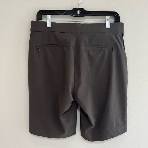 Athleta Tribeca 9” Bermuda Shorts in Arbor Olive Green and Black, size 4 - Picture 3 of 10